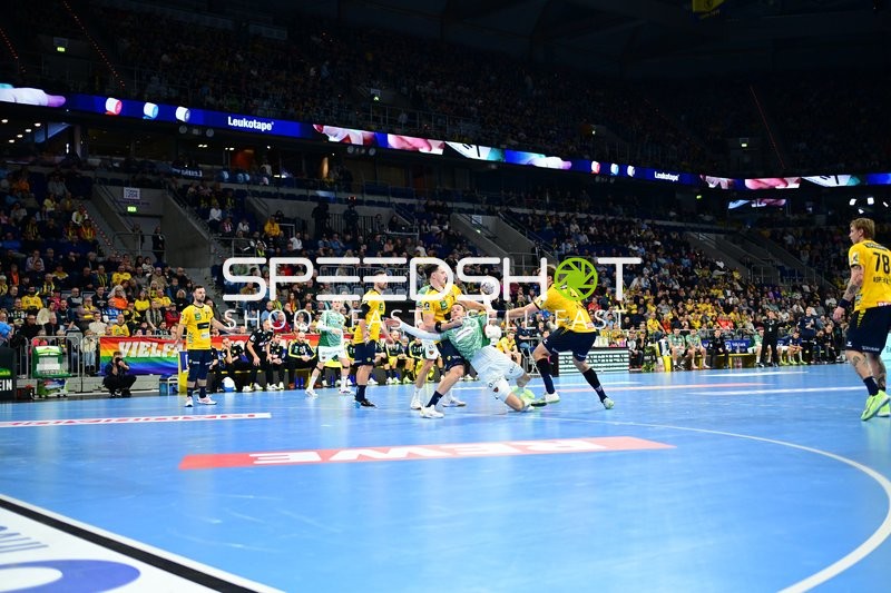 Zweikampf um den Ball mit Dani Baijens (77; Rhein Neckar Löwen) und Valter Chrintz (26; Füchse Berlin)