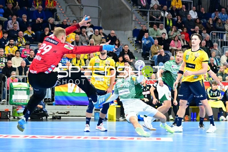 Zweikampf um den Ball mit Robert Timmermeister (7; Rhein Neckar Löwen) und Max Darj (5; Füchse Berlin)