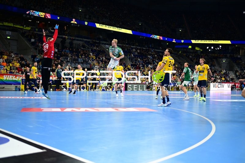 Manuel Štrlek (7; Füchse Berlin) mit Sprungwurf