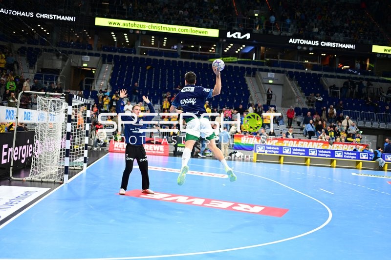 Torwart Lasse Ludwig (1; Füchse Berlin) verteidigt Sprungwurf
