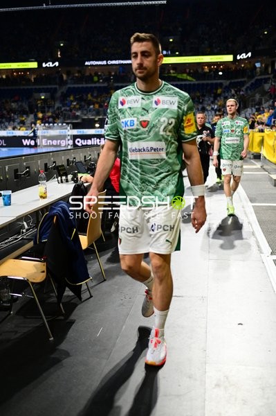 Matthes Langhoff (13; Füchse Berlin) und 25; Füchse Berlin verlassen das Spielfeld