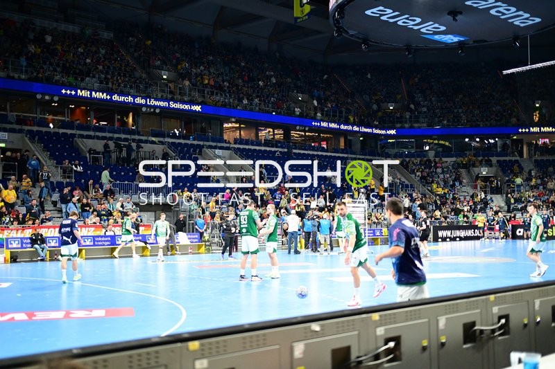 Spieler von Füchse Berlin bereiten sich auf das Spiel vor