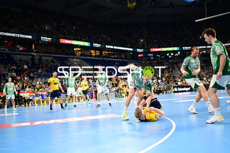 Hákun West av Teigum (34; Füchse Berlin) und Max Darj (5; Füchse Berlin) kämpfen gegen Jannik Kohlbacher (80; Rhein Neckar Löwen)