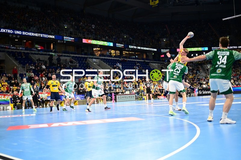 Jannik Kohlbacher (80; Rhein Neckar Löwen) mit Wurfversuch gegen Verteidigung