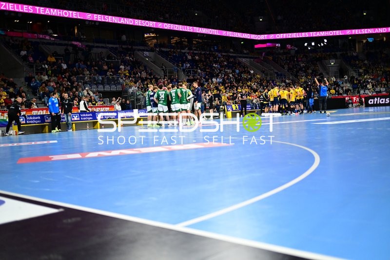 Auszeit: Mathias Larson (4; Rhein Neckar Löwen) und Manuel Štrlek (7; Füchse Berlin) besprechen Taktik