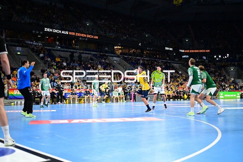 Jannik Kohlbacher (80; Rhein Neckar Löwen) wirft aufs Tor