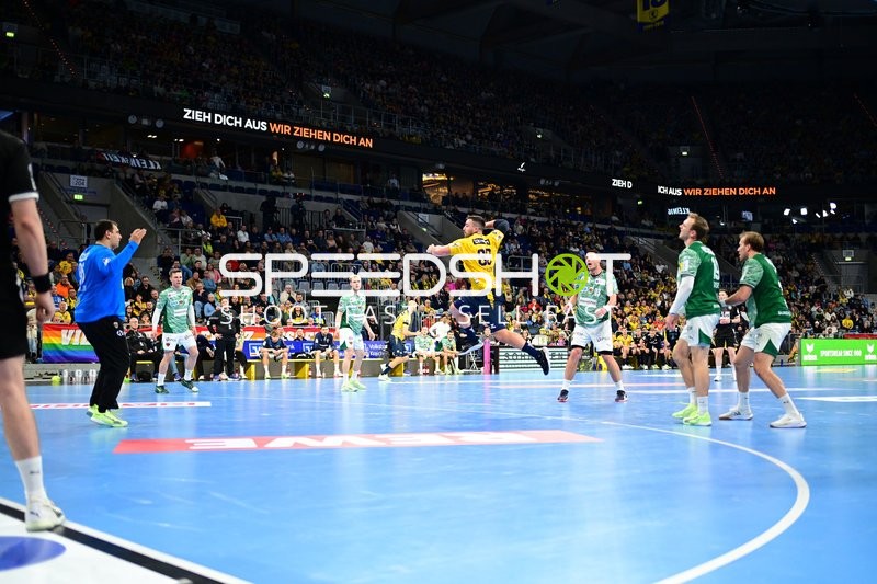 Jannik Kohlbacher (80; Rhein Neckar Löwen) mit Sprungwurf gegen Mijajlo Marsenić (93; Füchse Berlin)