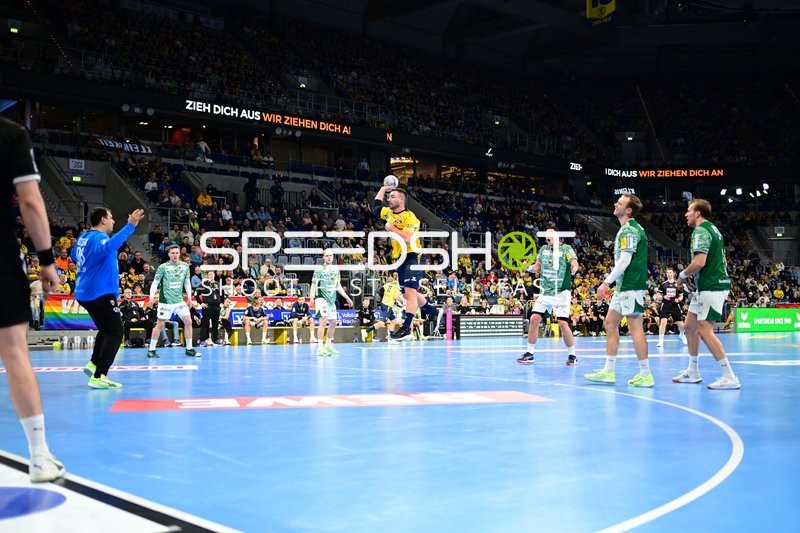 Jannik Kohlbacher (80; Rhein Neckar Löwen) mit Sprungwurf