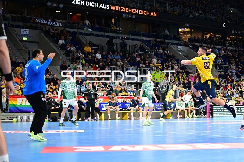 Jannik Kohlbacher (80; Rhein Neckar Löwen) mit Torwurf