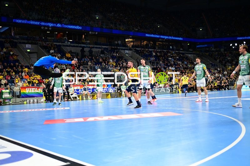 Mijajlo Marsenić (93; Füchse Berlin) pariert den Wurf