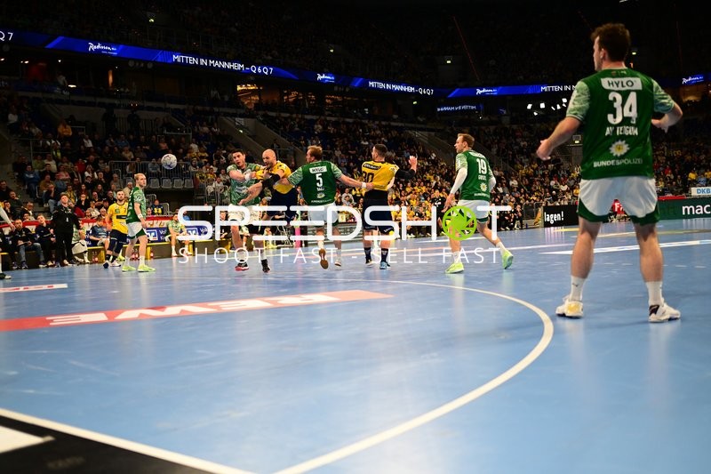 Zweikampf zwischen Mathias Gidsel (19; Füchse Berlin) und Lukas Sandell (11; Rhein Neckar Löwen)