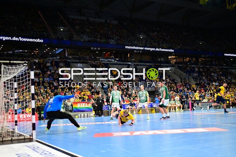 Ballkampf zwischen Steven Plucnar Jacobsen (9; Rhein Neckar Löwen) und Max Darj (5; Füchse Berlin)