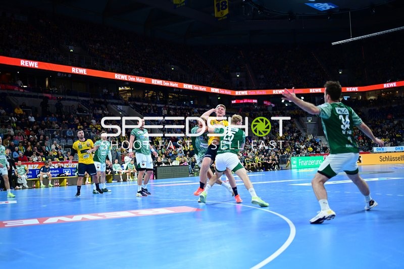 Zweikampf zwischen Haukur Thrastarson (25; Rhein Neckar Löwen) und Mijajlo Marsenić (93; Füchse Berlin)