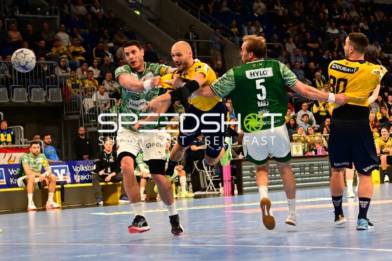 Mijajlo Marsenić (93; Füchse Berlin) kämpft gegen Lukas Sandell (11; Rhein Neckar Löwen)