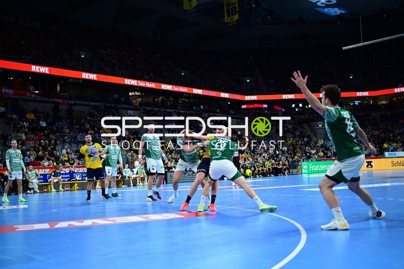 Mijajlo Marsenić (93; Füchse Berlin) im Zweikampf um den Ball