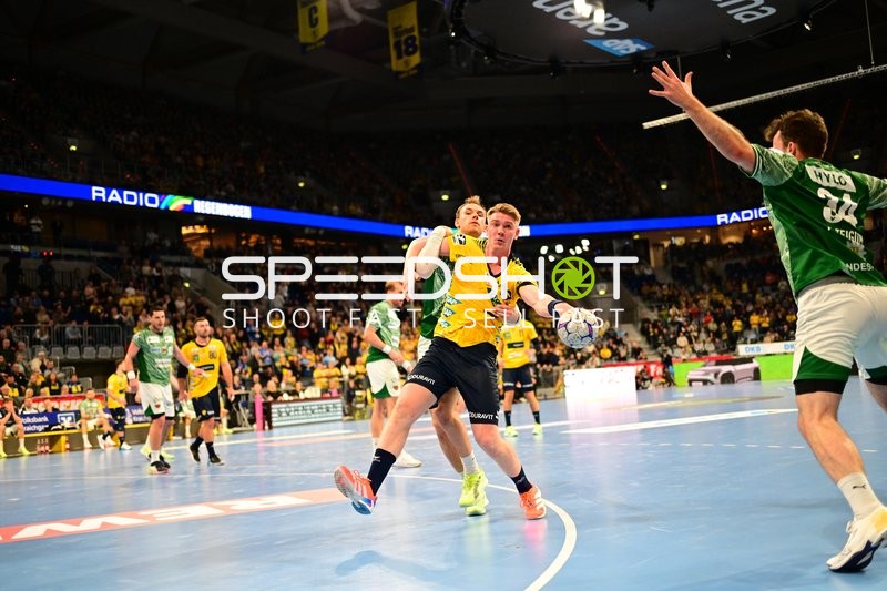 Mathias Gidsel (19; Füchse Berlin) kämpft um den Ball