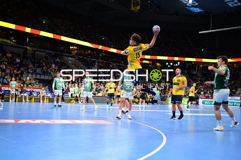 David More (15; Rhein Neckar Löwen) mit Sprungwurf