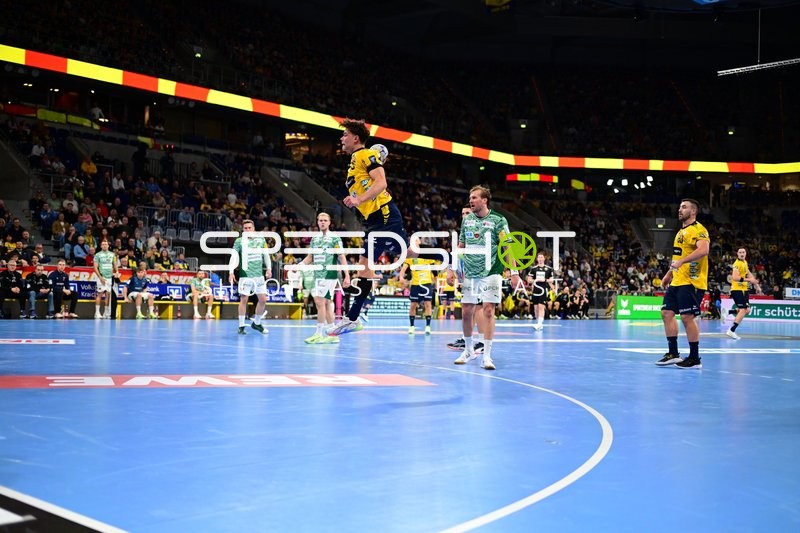 David More (15; Rhein Neckar Löwen) mit Sprungwurf