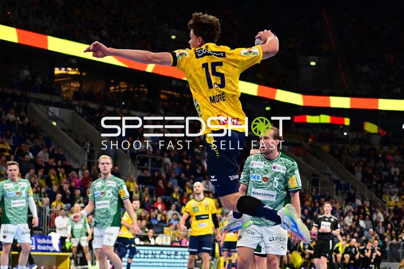 Max Darj (5; Füchse Berlin) im Sprungwurf gegen David More (15; Rhein Neckar Löwen)