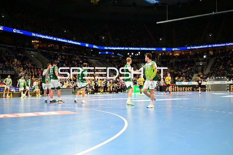 Spieler von Füchse Berlin und Rhein Neckar Löwen begrüßen sich