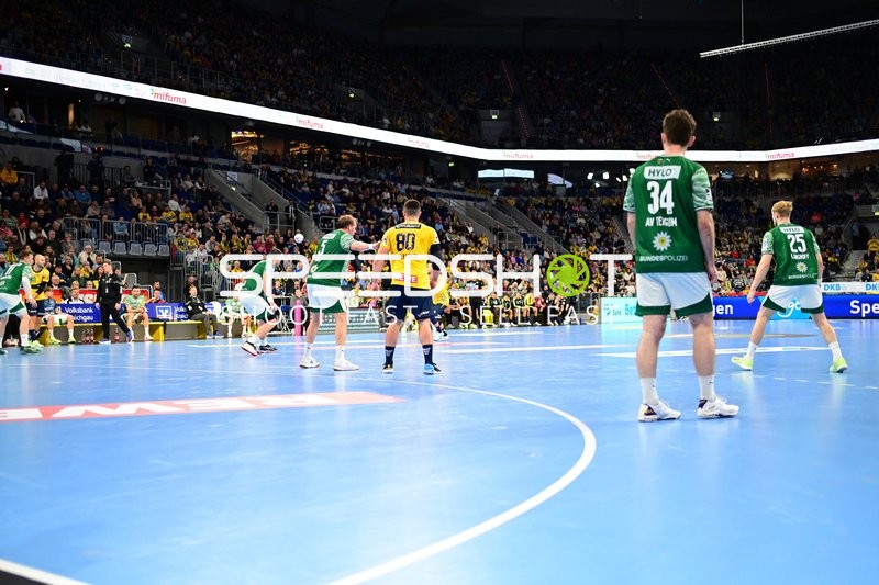 Zweikampf um den Ball mit Jannik Kohlbacher (80; Rhein Neckar Löwen) und Max Darj (5; Füchse Berlin)