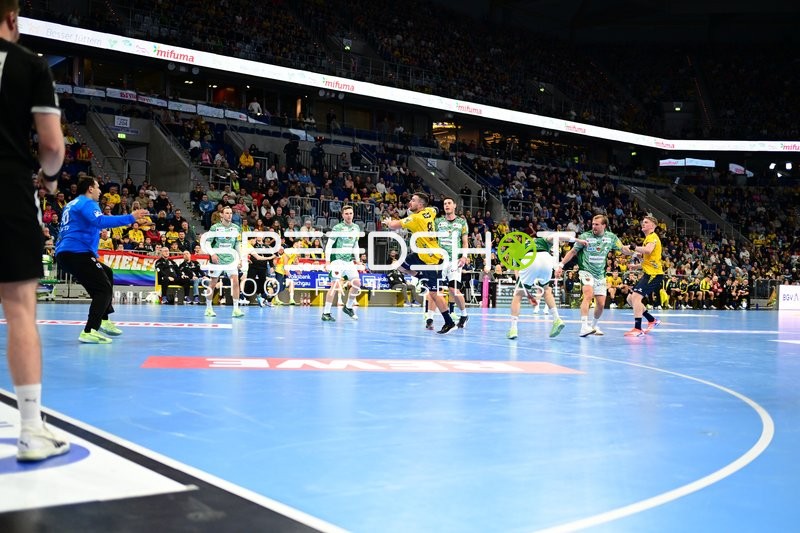 Zweikampf um den Ball mit Haukur Thrastarson (25; Rhein Neckar Löwen)