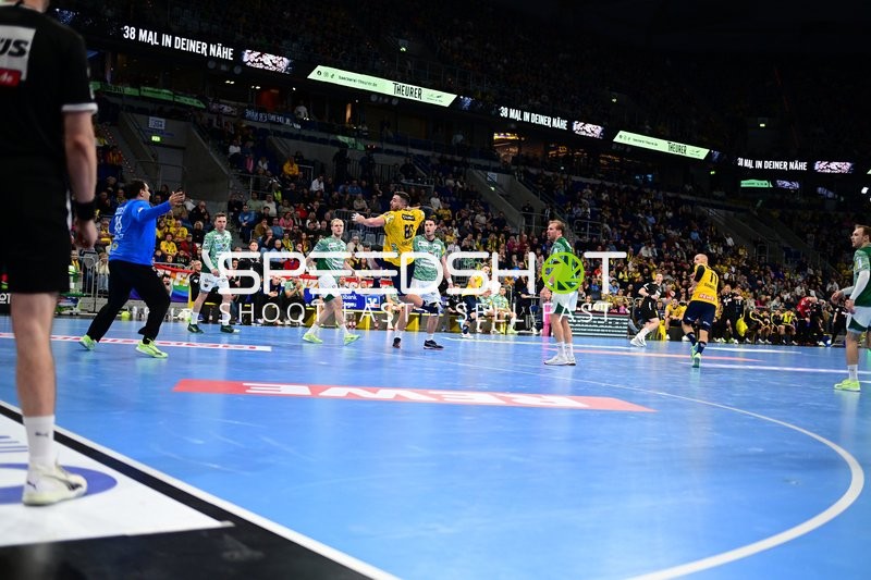 Mathias Gidsel (19; Füchse Berlin) mit Wurf aufs Tor