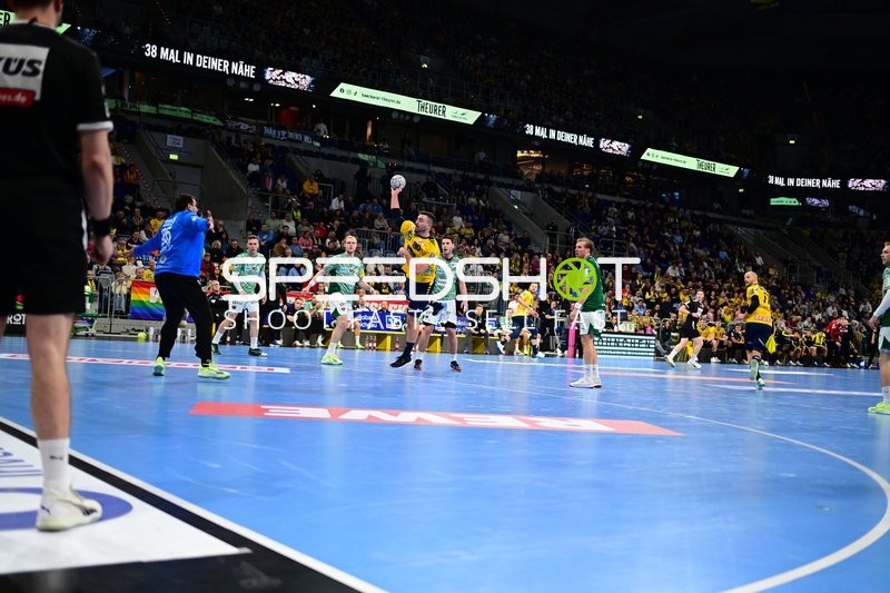 Lukas Sandell (11; Rhein Neckar Löwen) mit Wurf aufs Tor