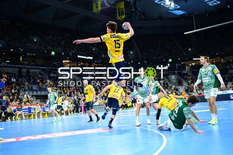 Jannik Kohlbacher (80; Rhein Neckar Löwen) im Sprungwurf gegen Mathias Gidsel (19; Füchse Berlin)