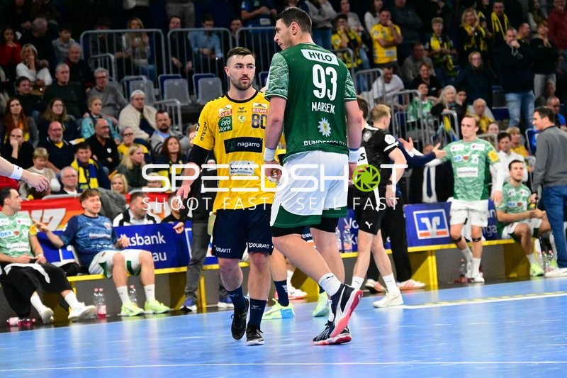 Mijajlo Marsenić (93; Füchse Berlin) und Jannik Kohlbacher (80; Rhein Neckar Löwen) kämpfen um den Ball