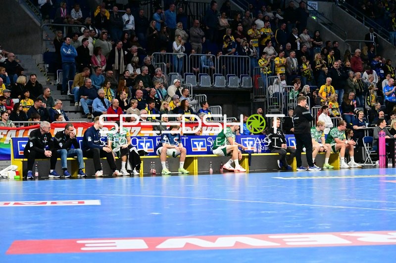 Spieler von Manuel Štrlek (7; Füchse Berlin) und Teamkollegen auf der Bank