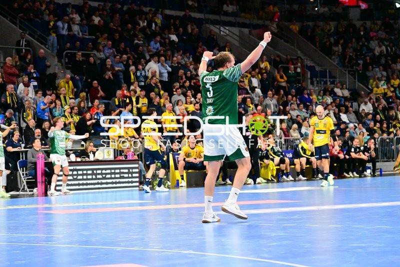 Max Darj (5; Füchse Berlin) im Zweikampf um den Ball