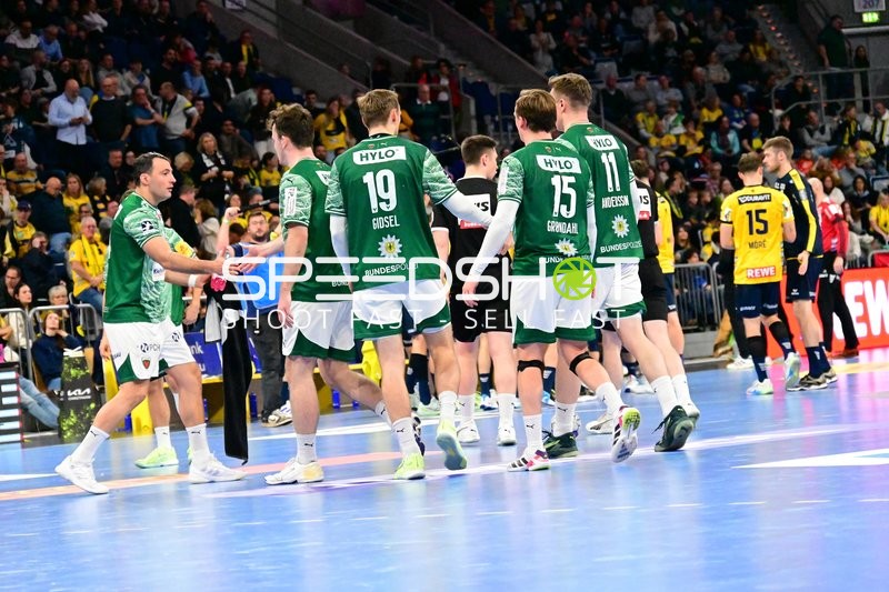 Tim Nothdurft (28; Rhein Neckar Löwen) und Manuel Štrlek (7; Füchse Berlin) im Gespräch