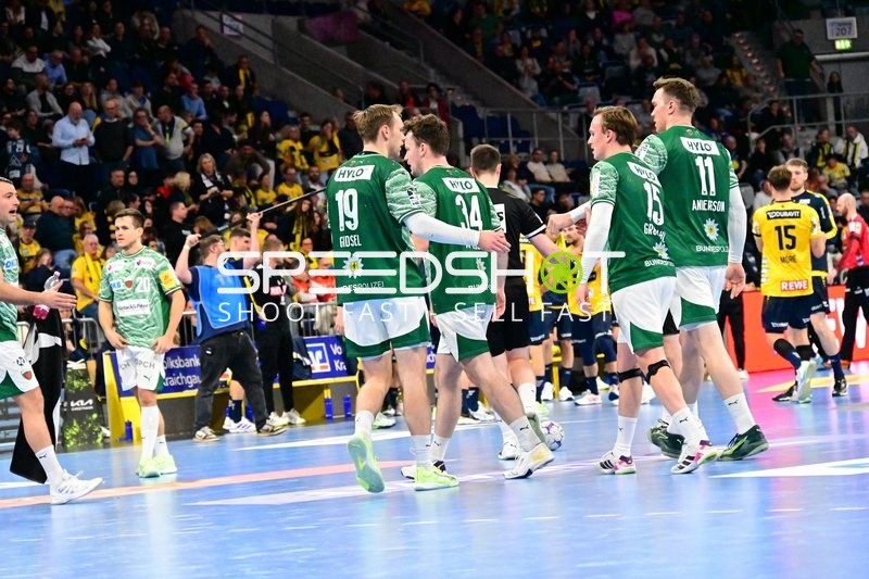 Lasse Andersson (11; Füchse Berlin) und Tim Freihöfer (20; Füchse Berlin) begrüßen sich