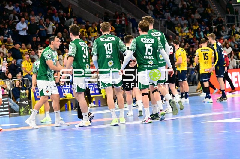 Begrüßung zwischen Hákun West av Teigum (34; Füchse Berlin) und David More (15; Rhein Neckar Löwen)