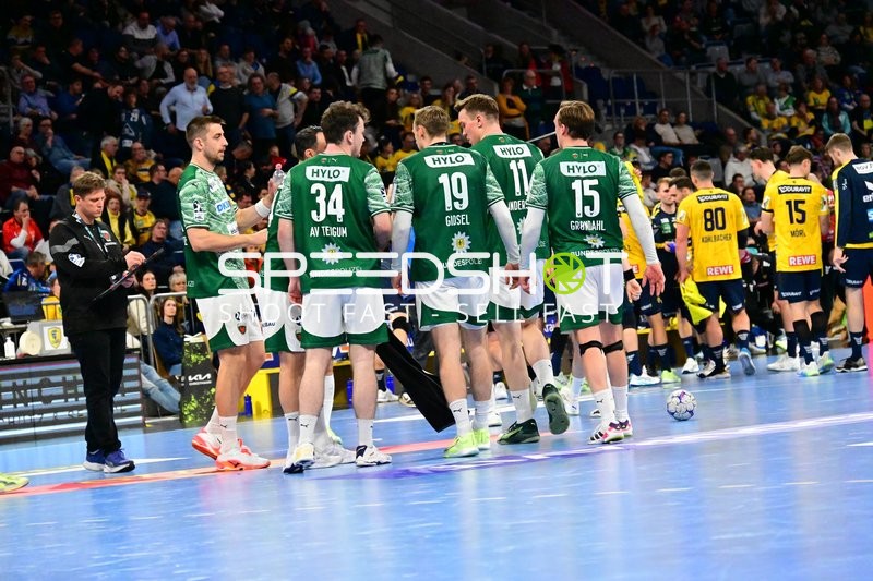 Spieler beider Teams gegenüber