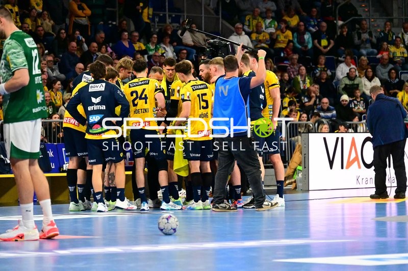 Jannik Kohlbacher (80; Rhein Neckar Löwen) und Sebastian Heymann (13; Rhein Neckar Löwen) im Teamgespräch