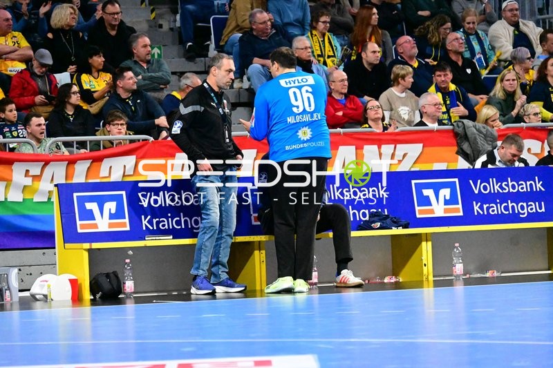 Maik Machulla (999; Rhein Neckar Löwen) und Dejan Peric (0; Füchse Berlin) im Gespräch