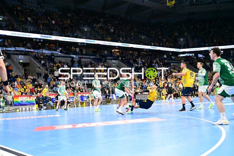 Mathias Gidsel (19; Füchse Berlin) und Jannik Kohlbacher (80; Rhein Neckar Löwen) im Zweikampf