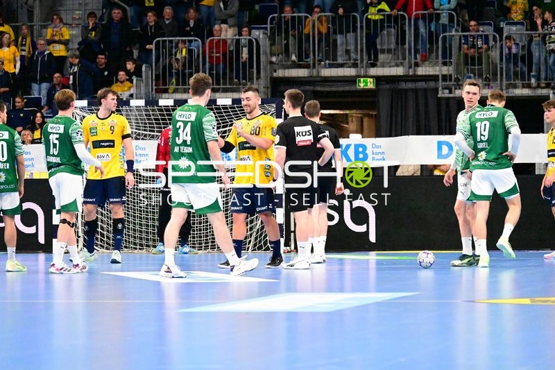 Jannik Kohlbacher (80; Rhein Neckar Löwen) und Lasse Andersson (11; Füchse Berlin) bereiten sich vor