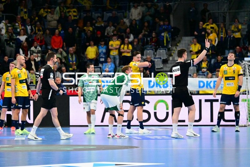 Schiedsrichter zeigt Zeitstrafe