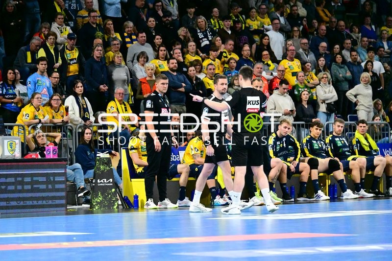 Maik Machulla (999; Rhein Neckar Löwen) und Michel Abt (997; Rhein Neckar Löwen) im Gespräch mit Spielern