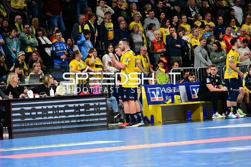 Jannik Kohlbacher (80; Rhein Neckar Löwen) im Gespräch mit Michel Abt (997; Rhein Neckar Löwen) und Kevin Sandomir (99; Rhein Neckar Löwen)