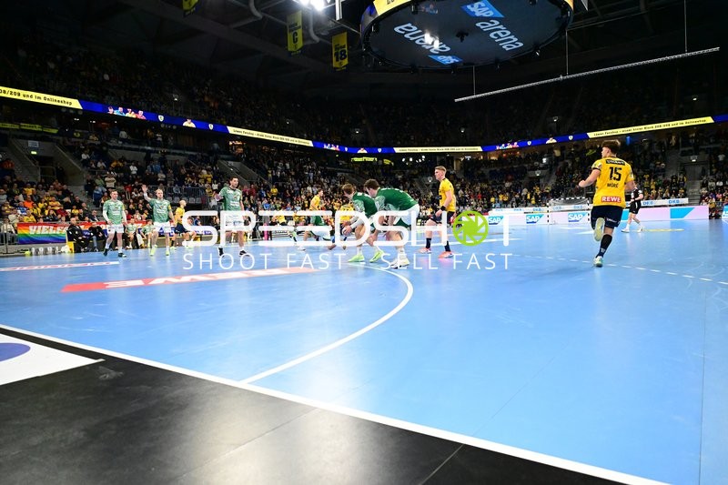 Zweikampf um den Ball mit David More (15; Rhein Neckar Löwen) und Manuel Štrlek (7; Füchse Berlin)