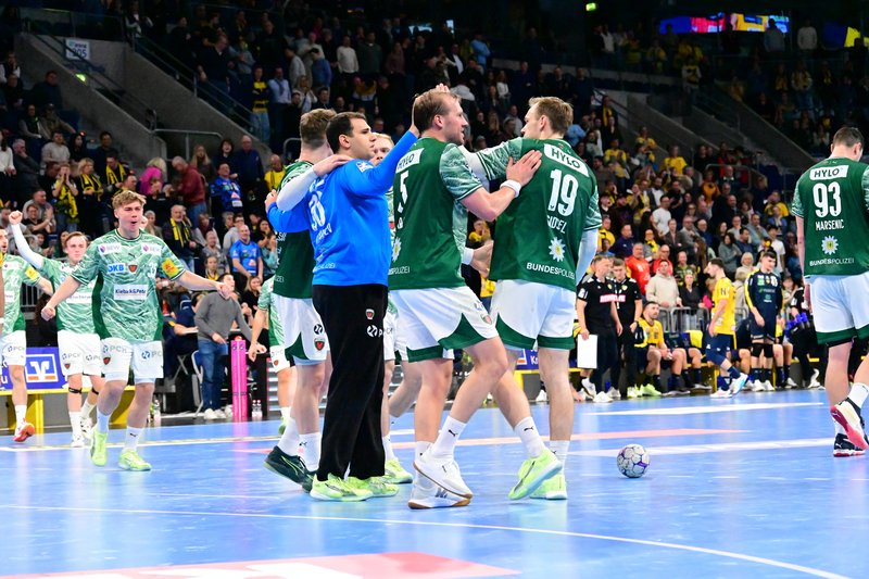 Max Darj (5; Füchse Berlin) und Dejan Milosavljev (96; Füchse Berlin) jubeln