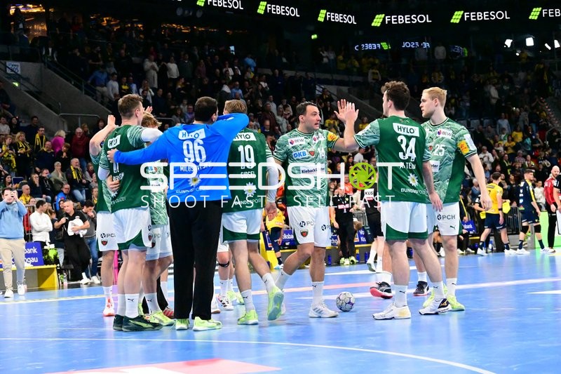 Dejan Milosavljev (96; Füchse Berlin) jubelt mit Teamkollegen