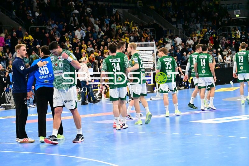 Lasse Ludwig (1; Füchse Berlin) und Mijajlo Marsenić (93; Füchse Berlin) im Gespräch