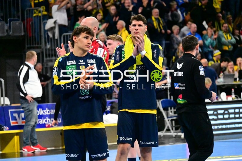 Sebastian Heymann (13; Rhein Neckar Löwen) klatscht im Vordergrund