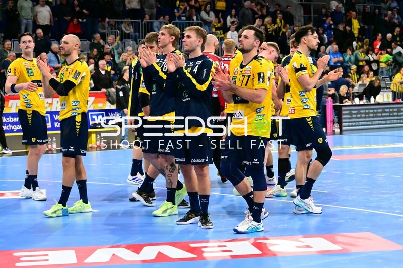 Edwin Aspenbäck (78; Rhein Neckar Löwen) klatscht Beifall