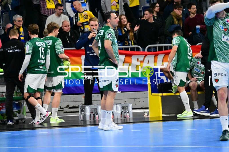 Lasse Ludwig (1; Füchse Berlin) am Spielfeldrand